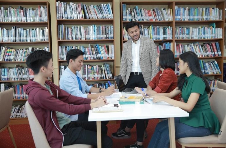 London: Memahami Pendidikan yang Menghasilkan Pemimpin Masa Depan